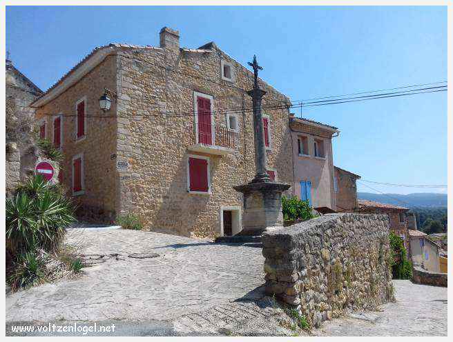 Vue pittoresque du village de Bédoin, niché au pied majestueux du Mont Ventoux.