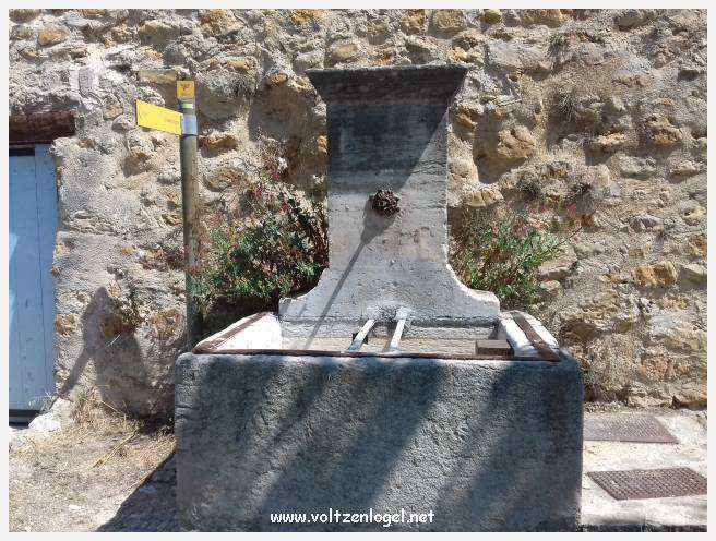 Vue pittoresque du village de Bédoin, niché au pied majestueux du Mont Ventoux.