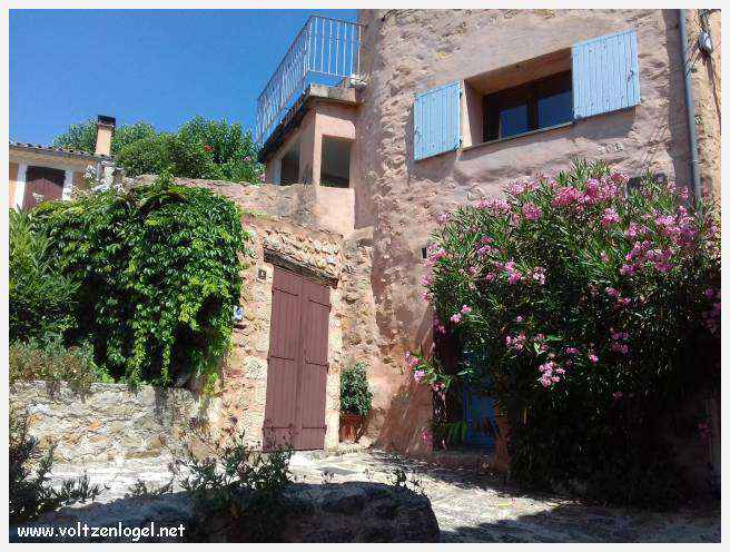 Vue pittoresque du village de Bédoin, niché au pied majestueux du Mont Ventoux.