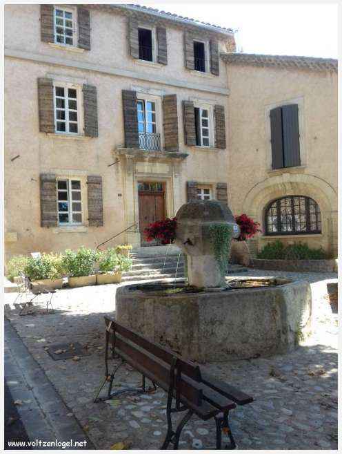 Vue pittoresque du village de Bédoin, niché au pied majestueux du Mont Ventoux.
