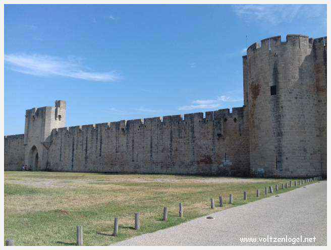 Vue panoramique des remparts médiévaux de Aigues-Mortes.