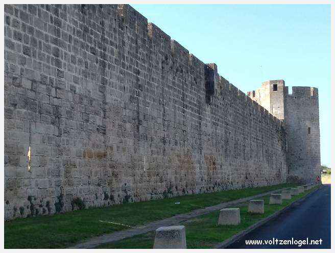 Vue panoramique des remparts médiévaux de Aigues-Mortes.