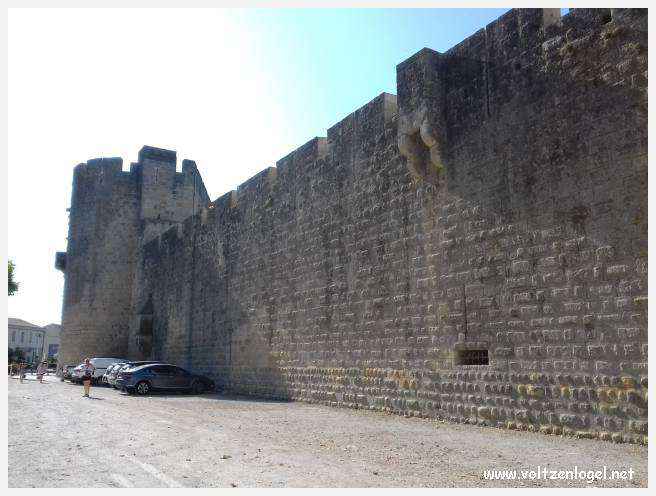 Vue panoramique des remparts médiévaux de Aigues-Mortes.