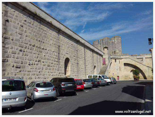 Vue panoramique des remparts médiévaux de Aigues-Mortes.