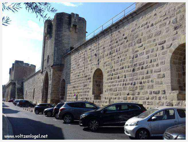 Vue panoramique des remparts médiévaux de Aigues-Mortes.