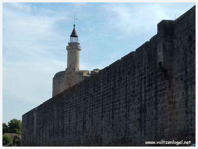 Vue panoramique des remparts médiévaux de Aigues-Mortes.