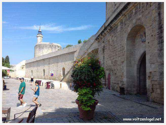 Vue panoramique des remparts médiévaux de Aigues-Mortes.
