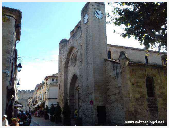 Vue panoramique des remparts médiévaux de Aigues-Mortes.