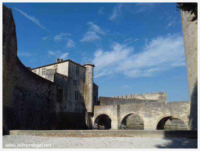 Vue panoramique des remparts médiévaux de Aigues-Mortes.