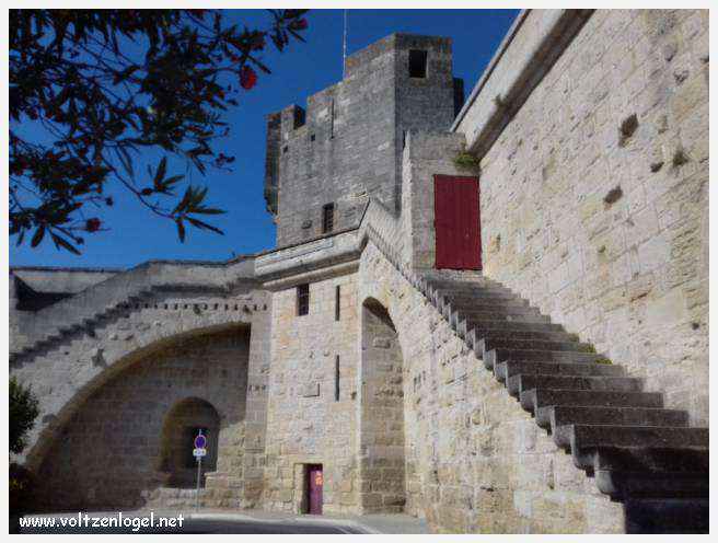 Vue panoramique des remparts médiévaux de Aigues-Mortes.