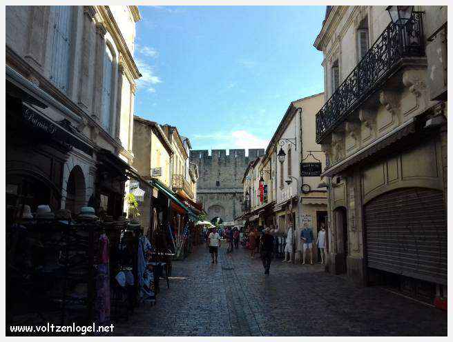 Vue panoramique des remparts médiévaux de Aigues-Mortes.