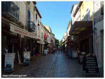 Aigues-Mortes ancienne cité fortifiée en Camargue. Le Meilleur des rues commerçantes