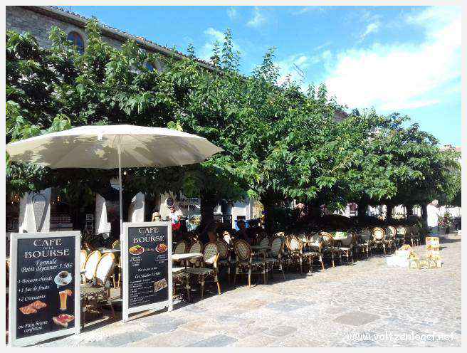 Vue panoramique des remparts médiévaux de Aigues-Mortes.