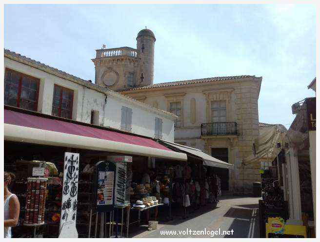Vue panoramique des remparts médiévaux de Aigues-Mortes.