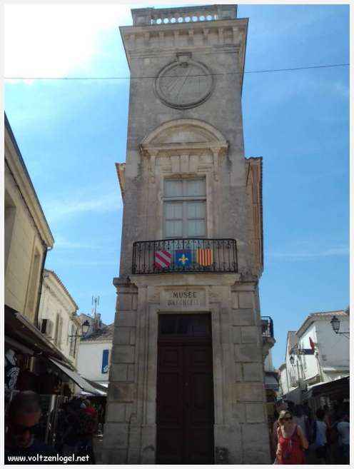 Vue panoramique des remparts médiévaux de Aigues-Mortes.