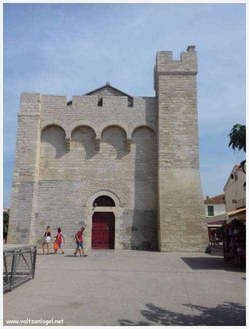Vue panoramique des remparts médiévaux de Aigues-Mortes.