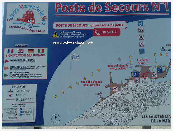 Vue panoramique des remparts médiévaux de Aigues-Mortes.