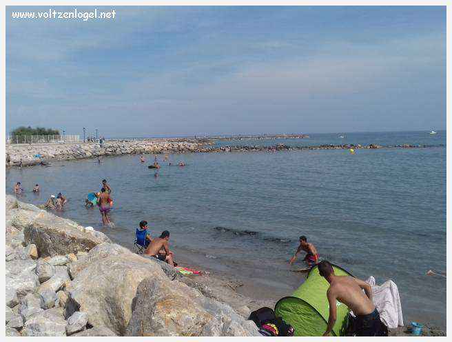 Vue panoramique des remparts médiévaux de Aigues-Mortes.