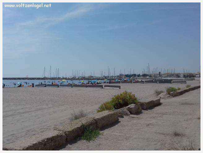 Vue panoramique des remparts médiévaux de Aigues-Mortes.