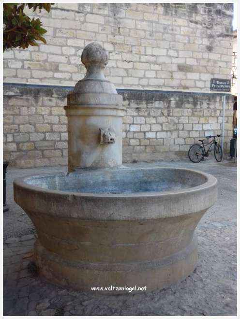Vue panoramique des remparts médiévaux de Aigues-Mortes.