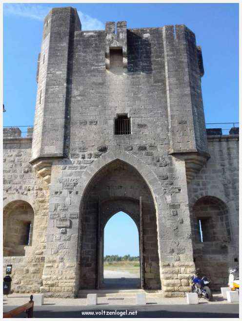 Vue panoramique des remparts médiévaux de Aigues-Mortes.