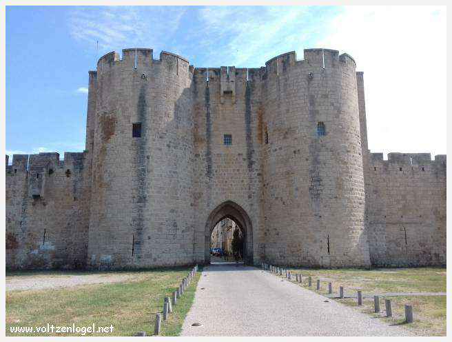 Vue panoramique des remparts médiévaux de Aigues-Mortes.