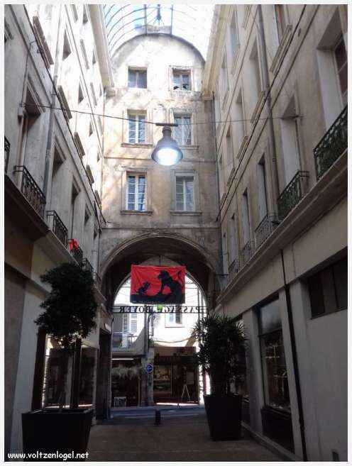 Ruelles pittoresques et charme provençal de Carpentras, au cœur du Vaucluse.