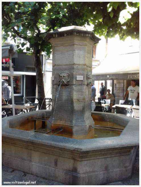 Ruelles pittoresques et charme provençal de Carpentras, au cœur du Vaucluse.