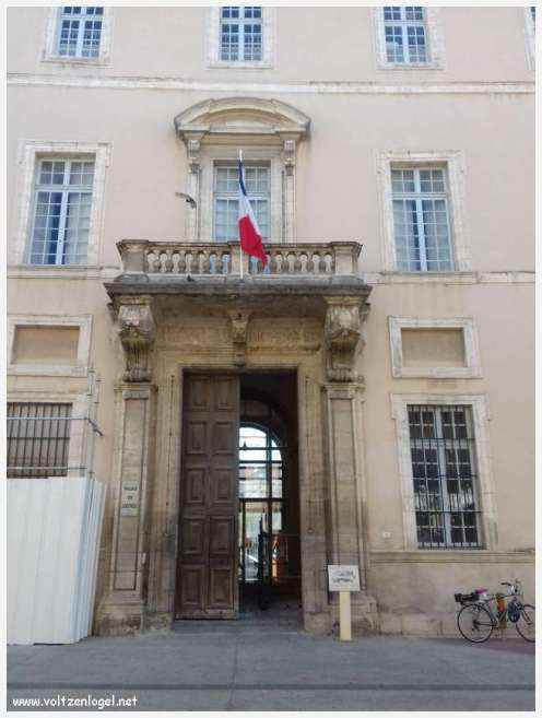 Ruelles pittoresques et charme provençal de Carpentras, au cœur du Vaucluse.