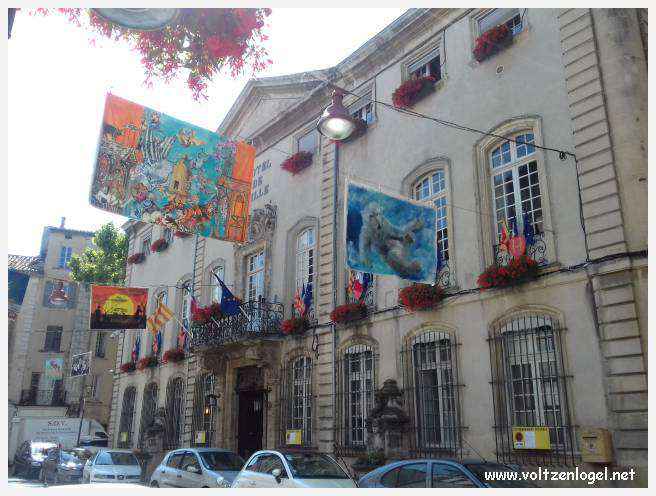 Ruelles pittoresques et charme provençal de Carpentras, au cœur du Vaucluse.