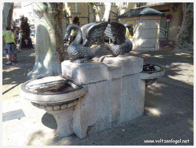 Ruelles pittoresques et charme provençal de Carpentras, au cœur du Vaucluse.