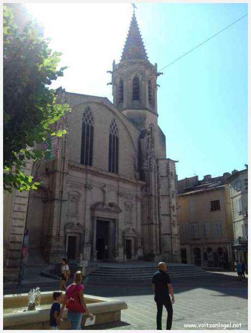 Ruelles pittoresques et charme provençal de Carpentras, au cœur du Vaucluse.
