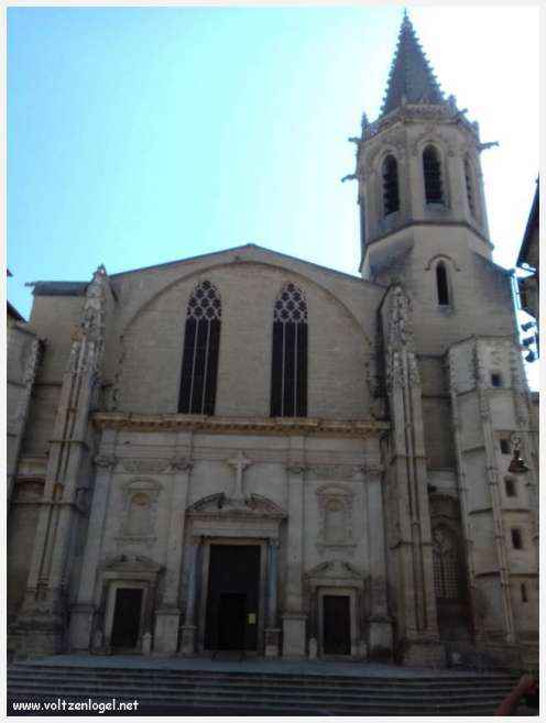 Ruelles pittoresques et charme provençal de Carpentras, au cœur du Vaucluse.