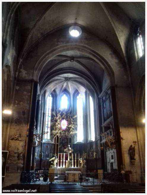 Ruelles pittoresques et charme provençal de Carpentras, au cœur du Vaucluse.