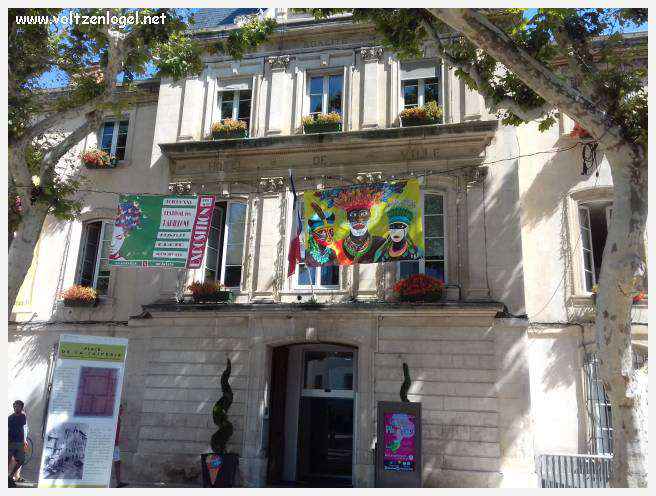 Ruelles pittoresques et charme provençal de Carpentras, au cœur du Vaucluse.