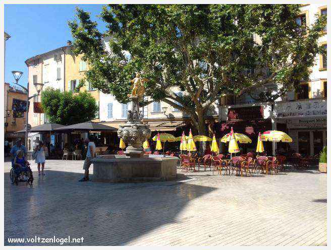 Ruelles pittoresques et charme provençal de Carpentras, au cœur du Vaucluse.