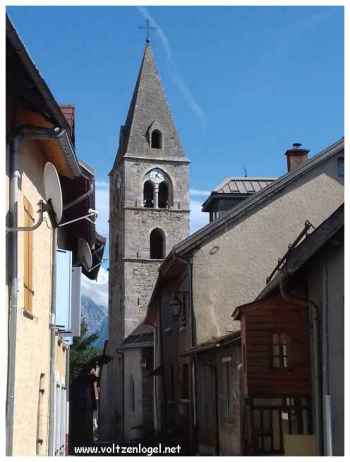 Vue extérieure de l'église Saint-Victor de Chorges.
