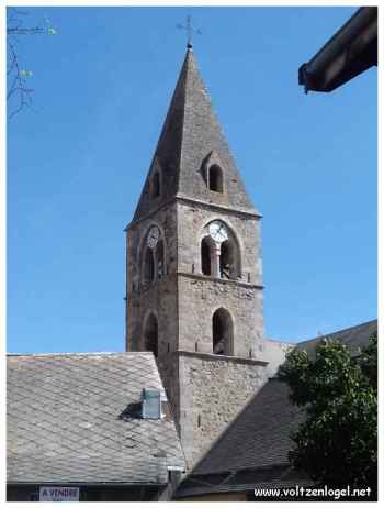 Clocher majestueux de l'église Saint-Victor.