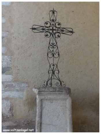 Détail de la pierre de Néron surmontée d'une croix.