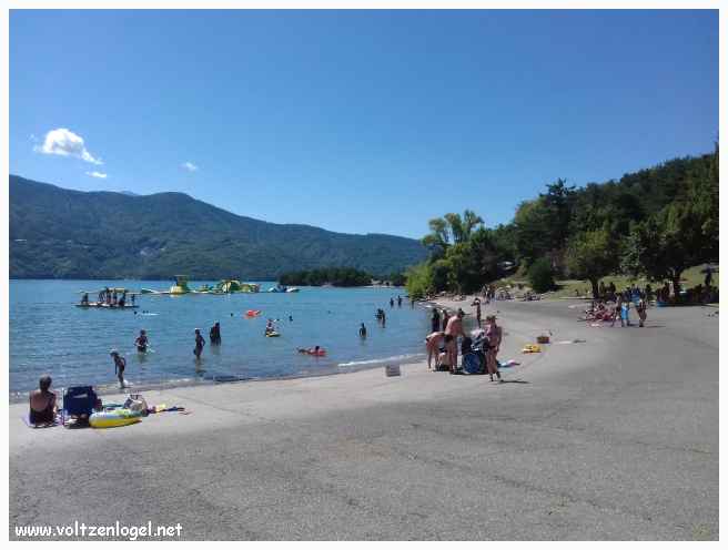 La plage du lac de Serre-Ponçon mélangent verdure et ombrage