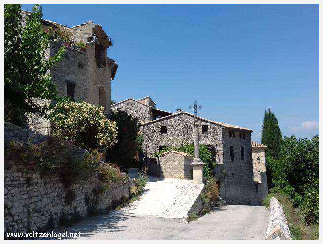 Château médiéval surplombant les rues pavées de Crestet, symbole de son charme historique.