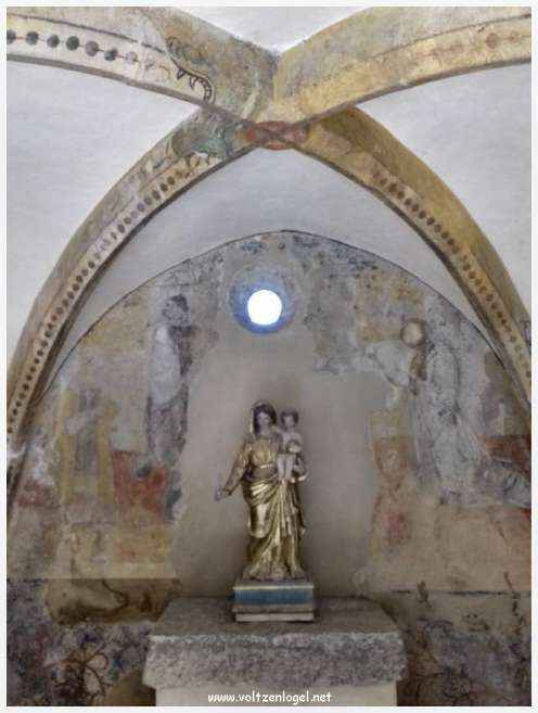 Château médiéval surplombant les rues pavées de Crestet, symbole de son charme historique.