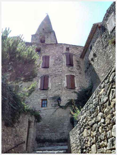Château médiéval surplombant les rues pavées de Crestet, symbole de son charme historique.
