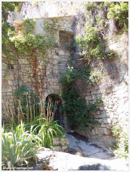 Château médiéval surplombant les rues pavées de Crestet, symbole de son charme historique.