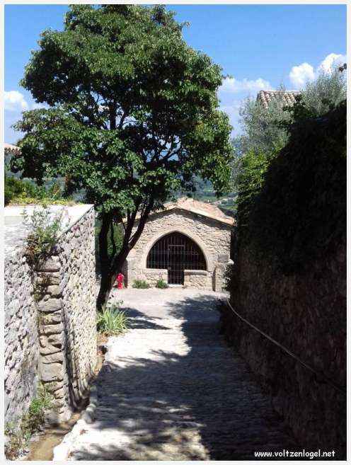 Château médiéval surplombant les rues pavées de Crestet, symbole de son charme historique.