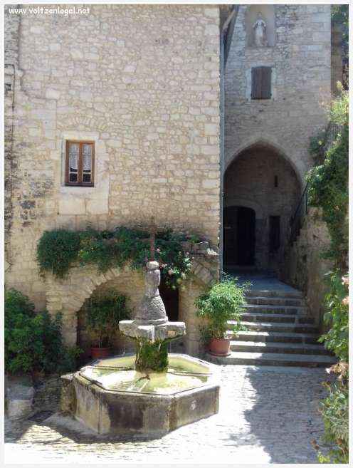 Château médiéval surplombant les rues pavées de Crestet, symbole de son charme historique.