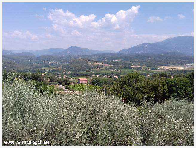 Vue enchanteresse du village médiéval de Crestet, symbole de charme provençal.