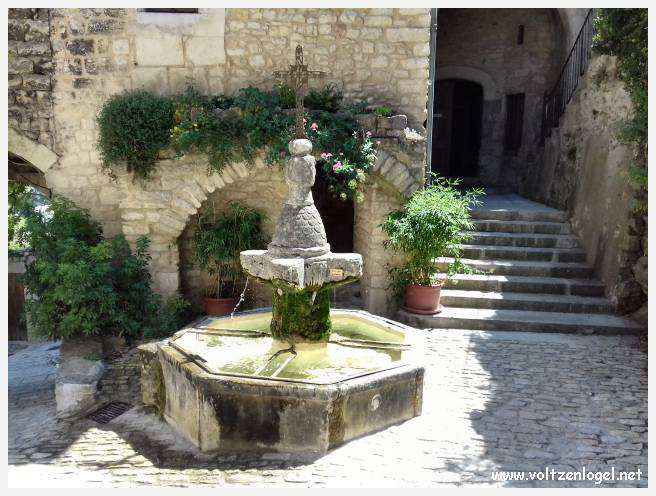 Château médiéval surplombant les rues pavées de Crestet, symbole de son charme historique.