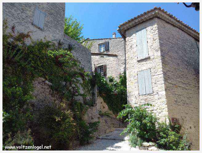 Château médiéval surplombant les rues pavées de Crestet, symbole de son charme historique.