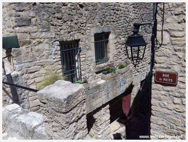 Château médiéval surplombant les rues pavées de Crestet, symbole de son charme historique.